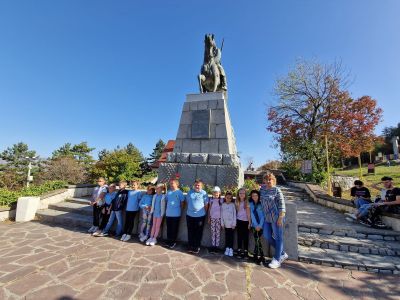 астронавтите от I а на СУ Н.Войводов и техните родители, отдадоха почит към делото на книжовниците. 3