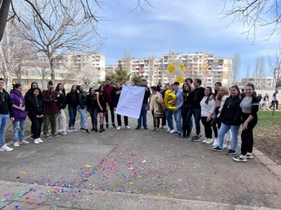Зрелостниците на СУ Никола Войводов - гр. Враца, направиха празника на жената незабравим за своята класна. 1