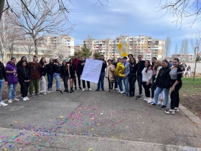 Зрелостниците на СУ Никола Войводов - гр. Враца, направиха празника на жената незабравим за своята класна. 2