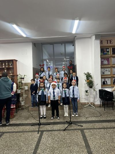 Грейна Коледното дърво в училище. 1