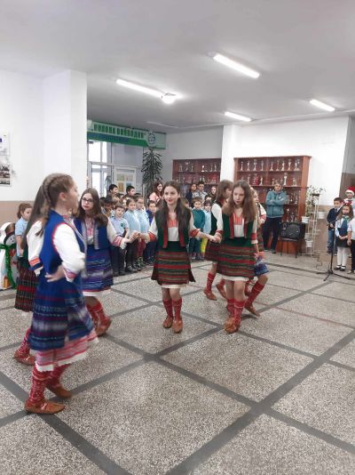 Грейна Коледното дърво в училище. 3