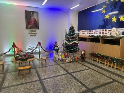 Грейна Коледното дърво в училище. 4
