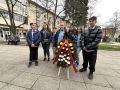 Поднасяне на венец пред паметника на Васил Левски - СУ Никола Войводов - Враца