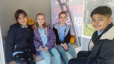 Библиотека в училищния двор 3