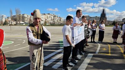 Учениците от 12 клас поканиха  директорка си на своя бала  2