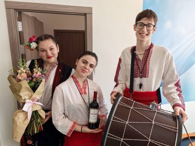 Учениците от 12 клас поканиха  директорка си на своя бала  3