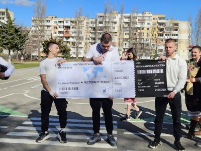 Учениците от 12 клас поканиха  директорка си на своя бала  4