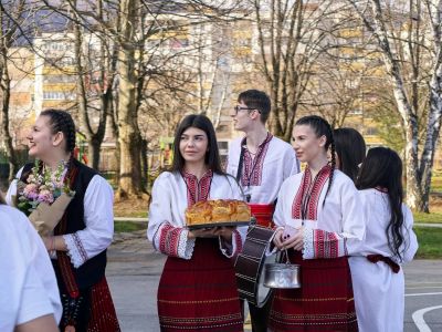 Учениците от 12 клас поканиха  директорка си на своя бала  5