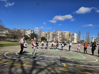 Учениците от 12 клас поканиха  директорка си на своя бала  6