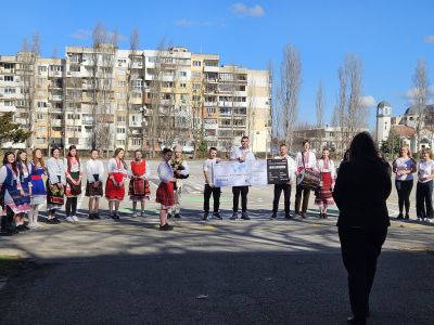 Учениците от 12 клас поканиха  директорка си на своя бала  7