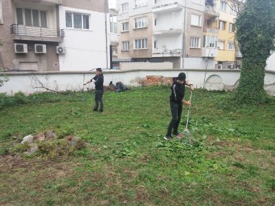 Ученици и учители почистиха двора на къщата на своя патрон - СУ Никола Войводов - Враца